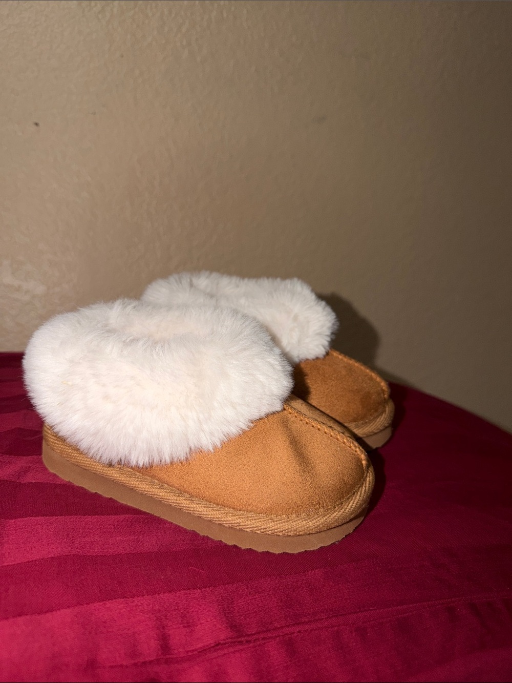 Kids Fuzzy Cuff Slip-On Slippers in Chestnut with White Fur